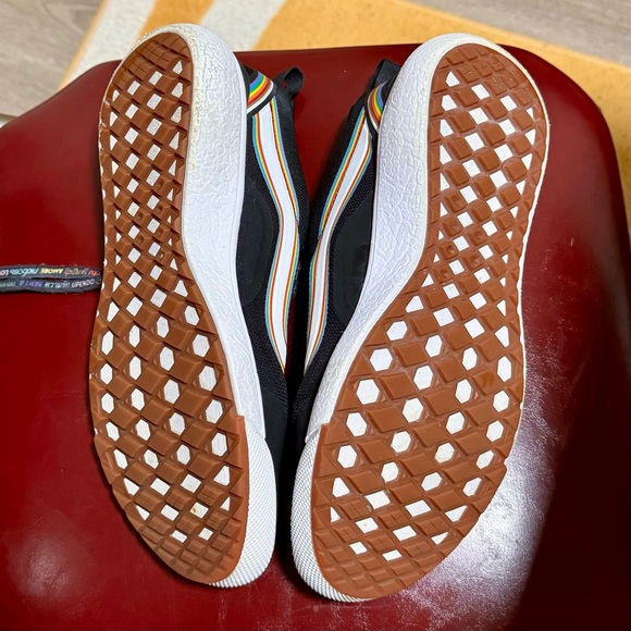 Vans Ultra Range Pride shoes Men’s 8.5 women’s 10. Black and Rainbow LGBTQ - Picture 5 of 5